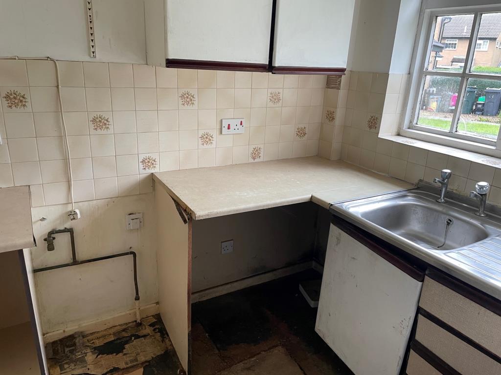 Lot: 150 - TERRACE HOUSE FOR IMPROVEMENT AND ADJACENT PLOT WITH PLANNING SUBMITTED FOR AN ADDITIONAL DWELLING -
